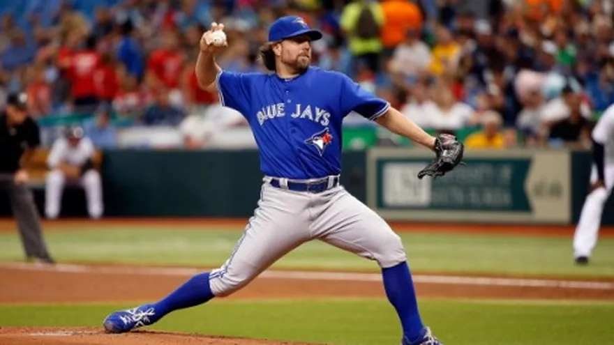 Dickey permite 2 hits en triunfo de Azulejos