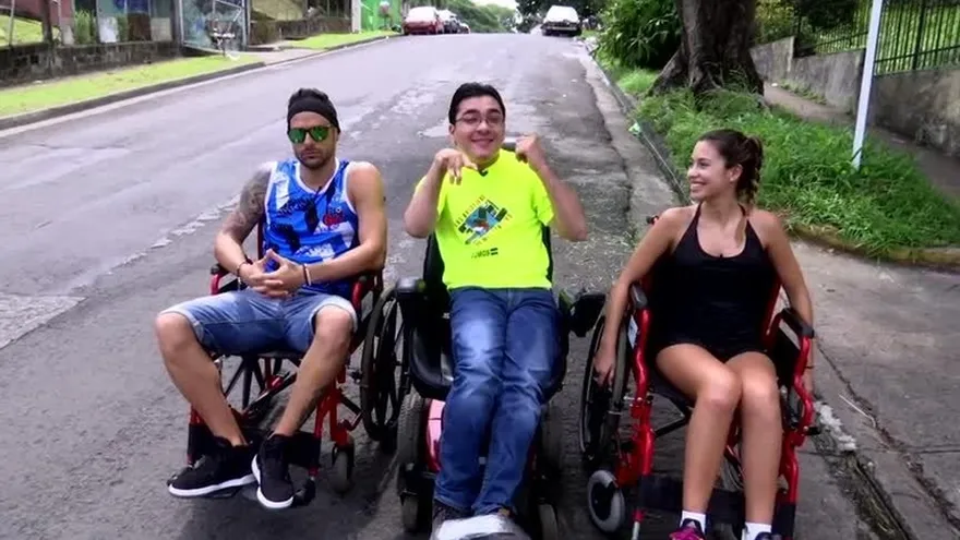 Pablo y Sonia se aventuran con Juanpi en sillas de rueda