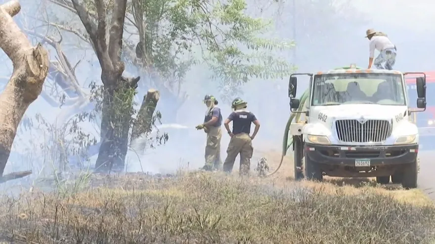 Bomberos atienden un incendio