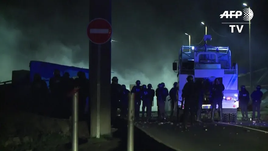 Tercera noche de enfrentamientos en Calais