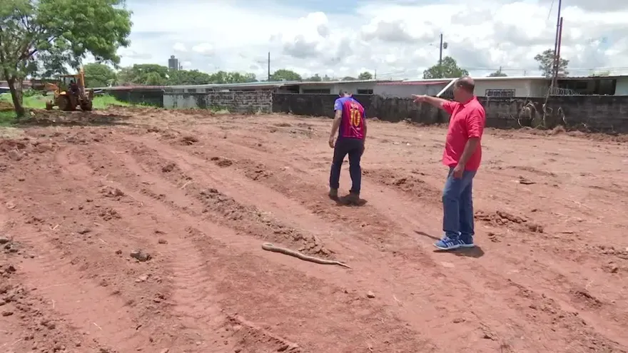 Comunidad se organizó para limpiar lote baldío