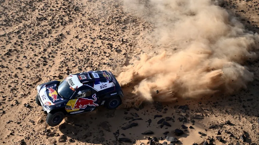 Carlos Sainz durante su recorrido en la tercera etapa del Rally Dakar 2021