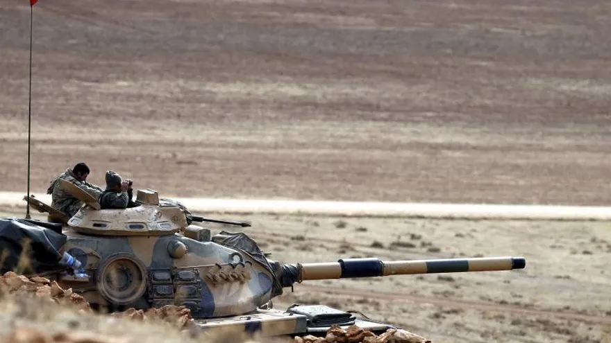 Un tanque turco permanece alerta mientras aviones de la coalición liderada por EEUU bombardean la ciudad kurdo siria de Kobani.