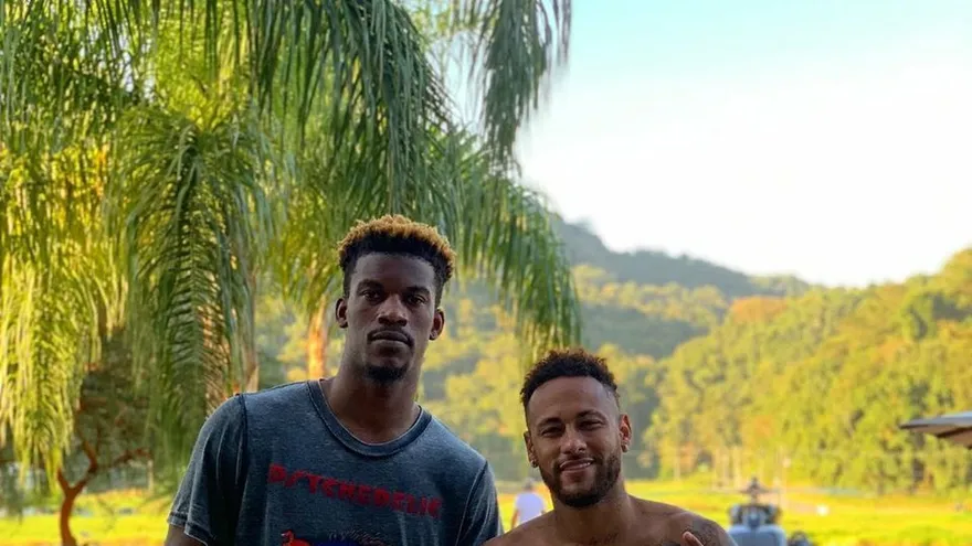 Jimmy Butler celebra el "golazo" que marca de penalti a Neymar