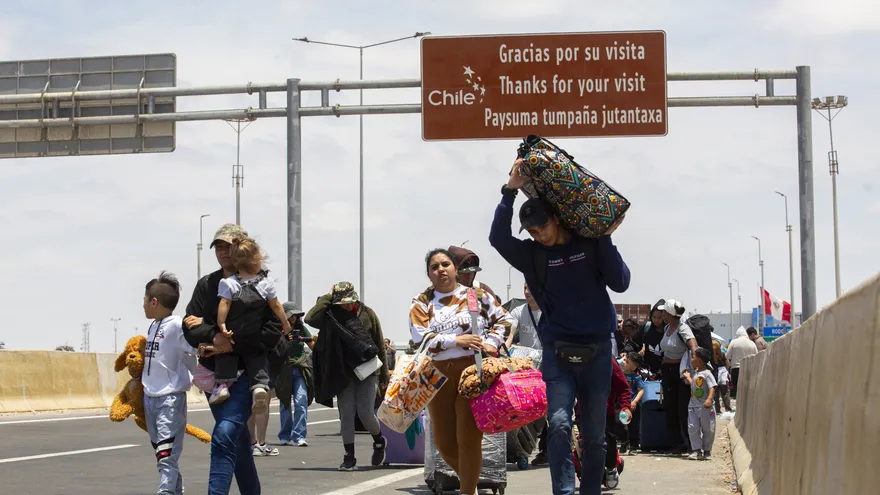 Migrantes intentan salir de Chile