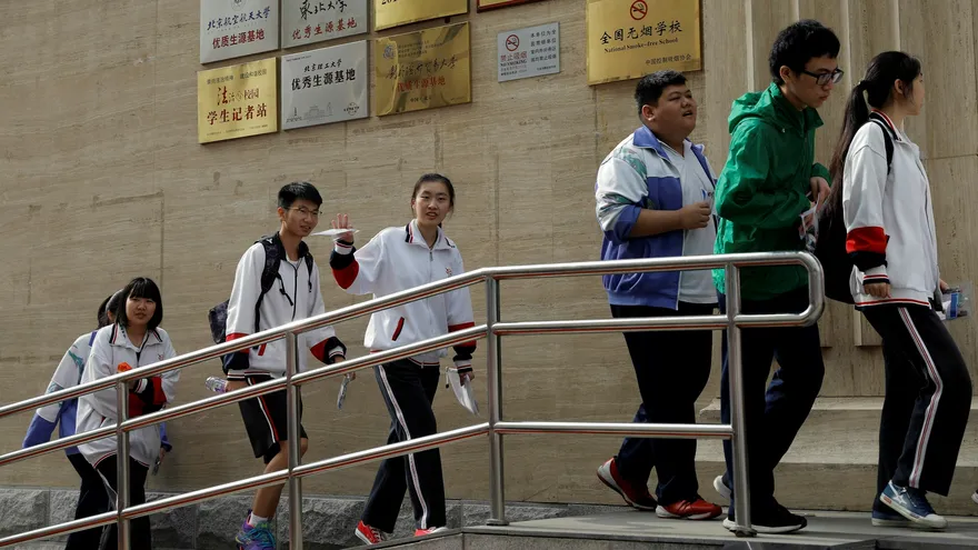 Estudiantes chinos se preparan para el primer día del examen anual nacional de ingreso a la universidad de China este viernes, en la escuela secundaria Chenjinglun de Pekín (China)