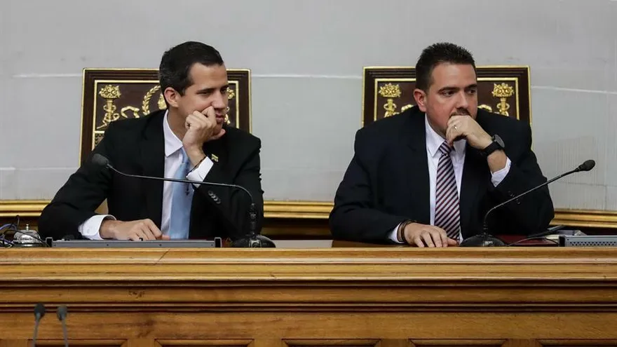 Juan Guaidó (izq.)