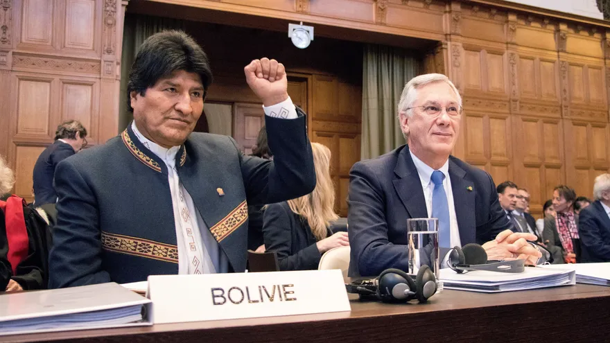 El presidente de Bolivia Evo Morales, y Eduardo Rodríguez, representante de Bolivia ante la Corte Internacional de Justicia