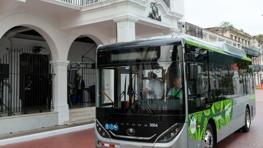Primera ruta verde de MiBus comienza a operar con cinco buses eléctricos en el Casco Antiguo