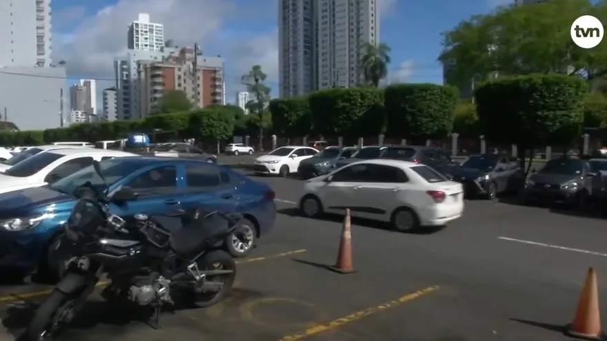 Usuarios del Parque Omar reaccionan a cobro de estacionamientos