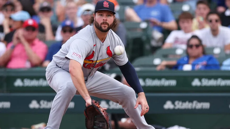 Alec Burleson primera base de los Cardenales de San Luis
