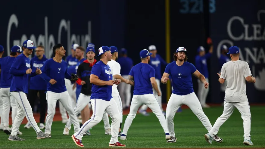Jugadores de los Azulejos realizan ejercicios de calentamiento