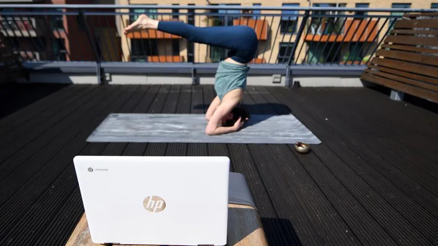 Una mujer practica yoga