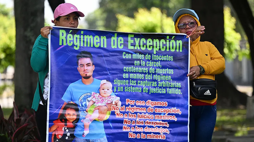 Víctimas de "guerra" antipandillas piden fin de régimen de excepción en El Salvador