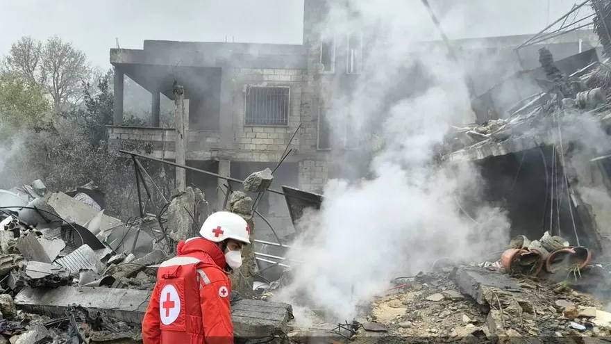 Dos personas murieron y tres resultaron heridas por la caída de escombros de un misil interceptado en las afueras de Abu Dabi, informó este jueves la oficina de prensa del gobierno de la capital de Emiratos Árabes Unidos.