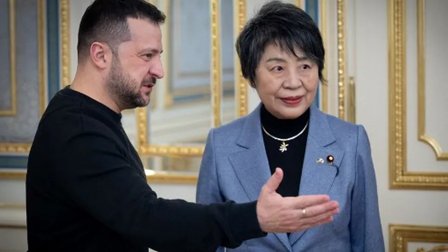 Vladimir Zelensky y Yoko Kamikawa