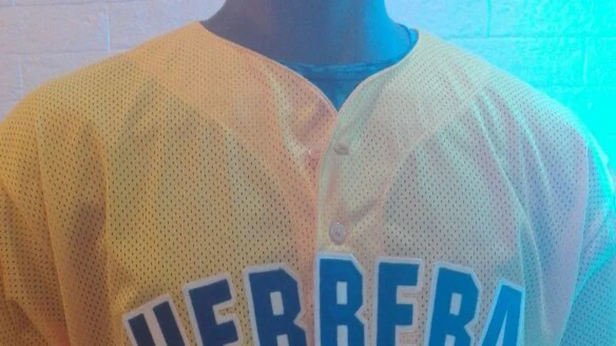 Herrera tiene sus uniformes para el Nacional de Béisbol Mayor