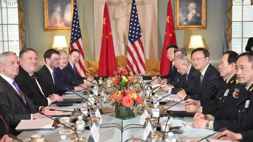 EEUU y China discutiendo sobre conflictos comerciales y políticos. Fotografía de archivo.