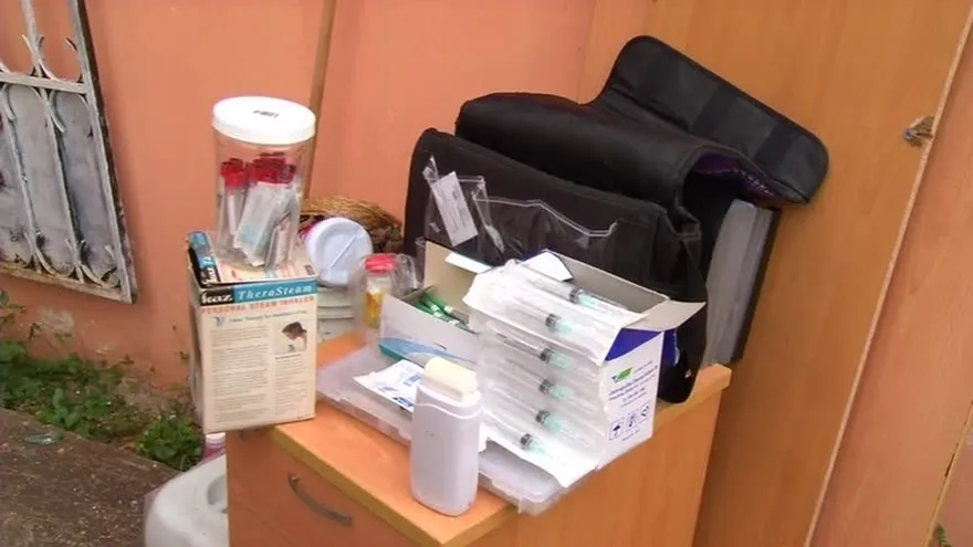 Falsos cirujanos se promocionan en redes sociales