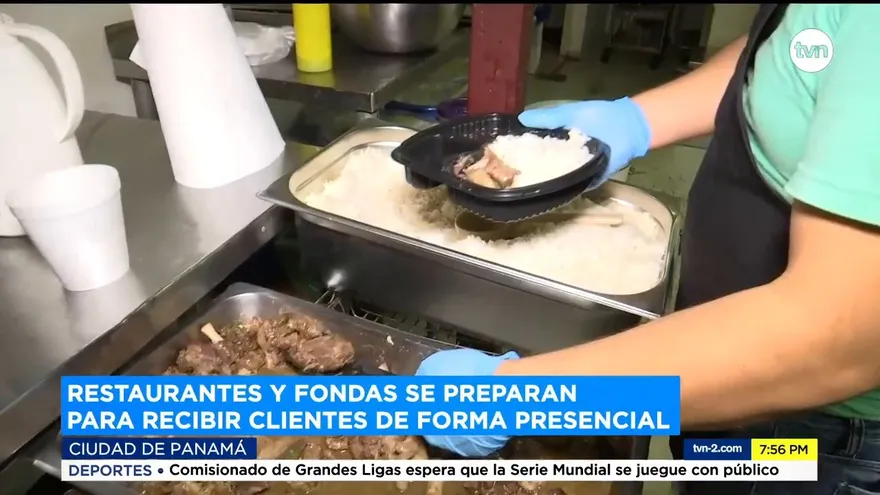 Pequeños negocios de venta de comida se reinventan para subsistir.