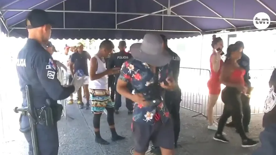 Martes de Carnaval: Despliegue de artistas en la Cinta Costera