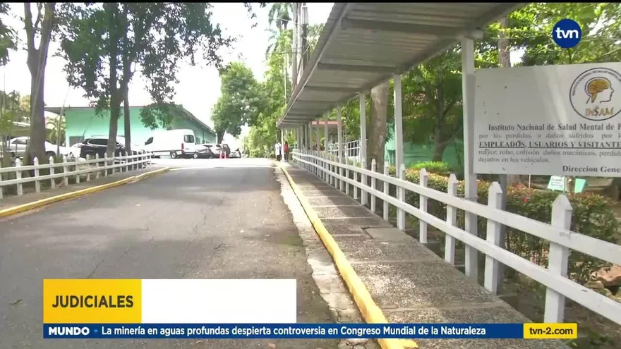 Decenas de pacientes abarrotan hospital Rafael Estévez en busca de citas