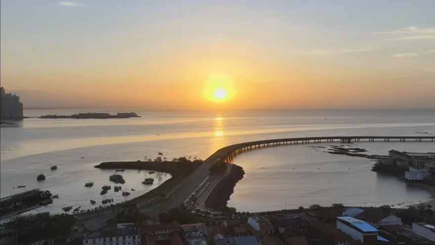 Imagen de una amanecer en la bahia de Panamá y Cinta Costera.