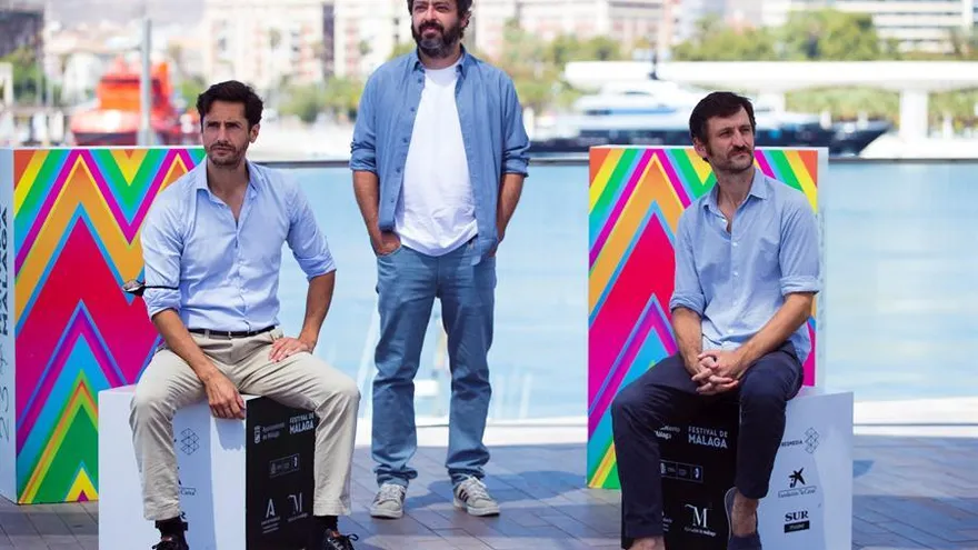 'El cineasta Víctor García León posa con los actores, Diego Botto (i) y Raúl Arévalo, tras presentar el largo "Los Europeos".