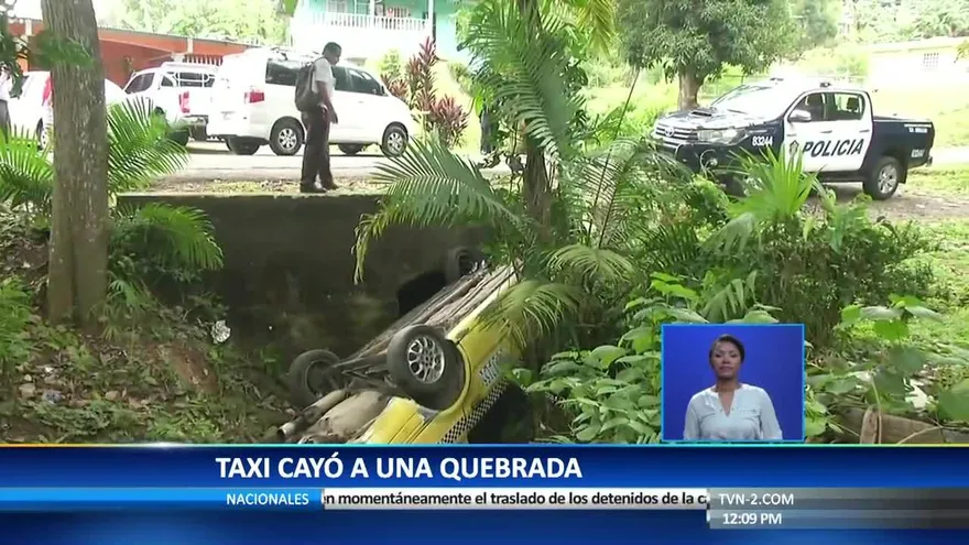 Taxi aparece volcado en una quebrada de Arraiján