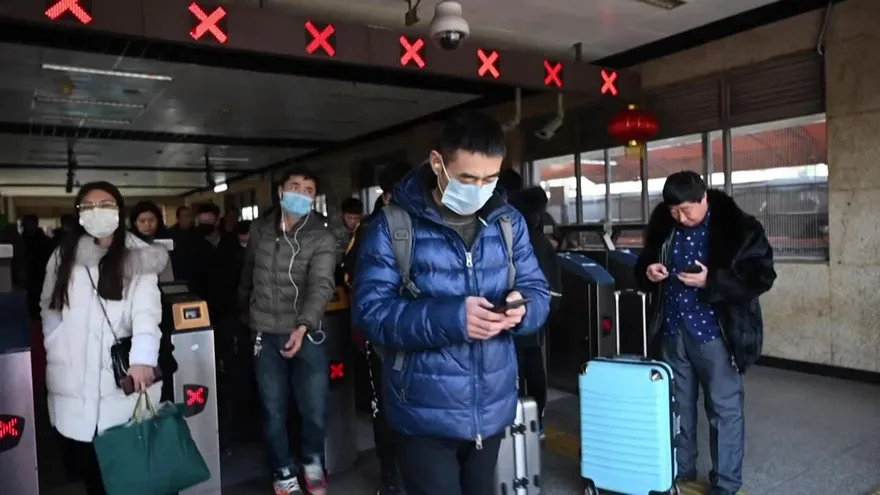 China pone dos ciudades en cuarentena para frenar la epidemia