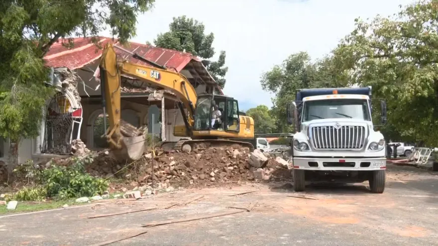 Los pueblos del interior afectados por el sismo del 9 de octubre inician la remoción de escombros y reconstrucciones.