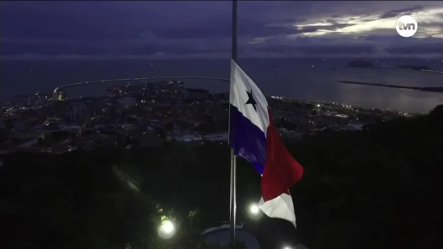 Bandera a media asta en el cerro Ancón por el 9 de enero