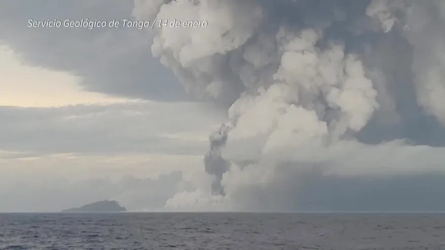 Tonga queda aislada del mundo tras la erupción de un volcán