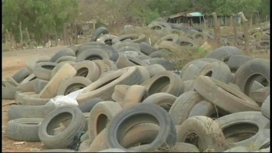 Temen infestación de mosquitos por llantas en vertedero