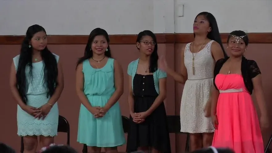 Realizan fiesta de 15 años colectivo a niñas de pocos recursos