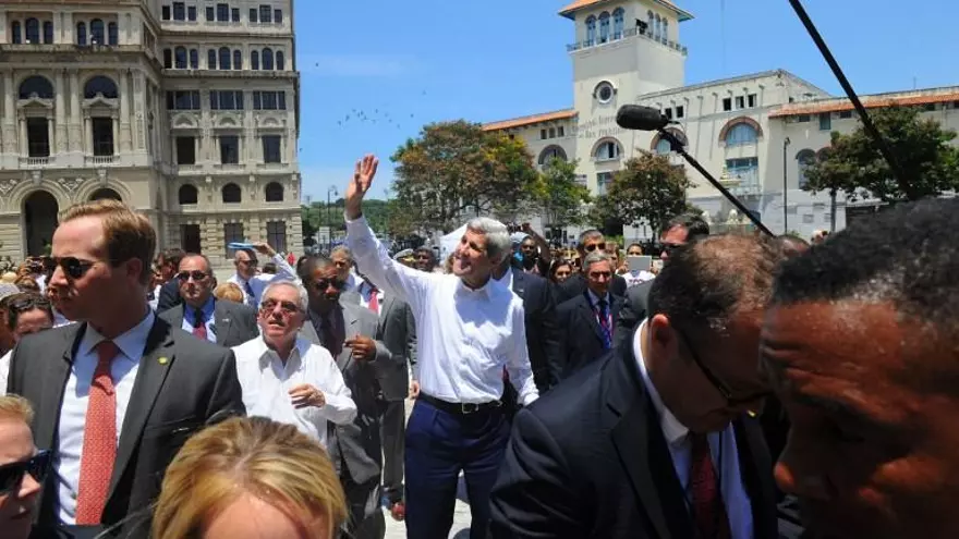 John Kerry camina por la vieja Habana.
