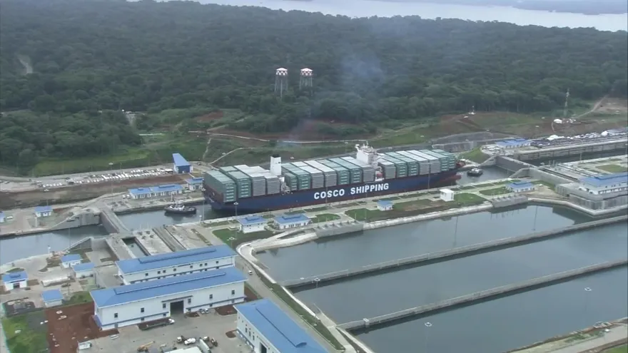 Autoridades panameñas reciben al Capitán del Cosco Shipping Panama