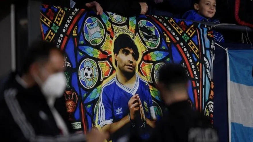 Fanáticos despliegan una imagen de Diego Armando Maradona