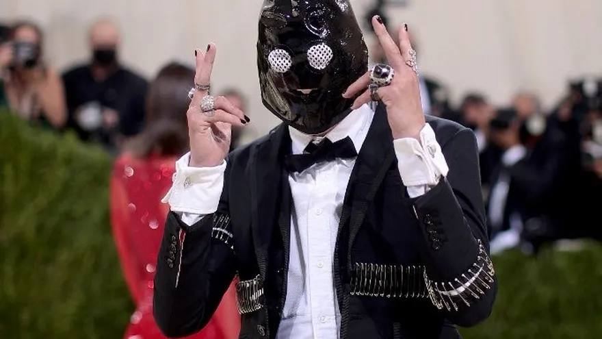 Evan Mock en la gala 2021 del Met.