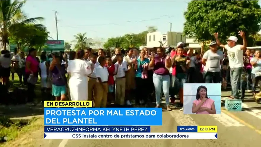 Padres de familia de Veracruz cierran calle en protesta