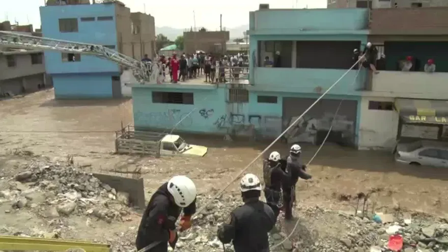 Rescatan cientos de damnificados por lluvias y aludes en Perú