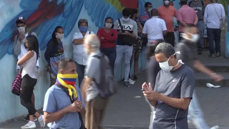 Nos cuesta un poquito evitar besos y abrazos dicen los efusivos venezolanos.