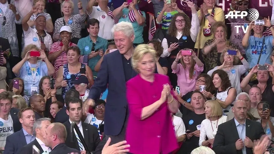 Clinton marca contraste con Trump al ofrecer crecimiento