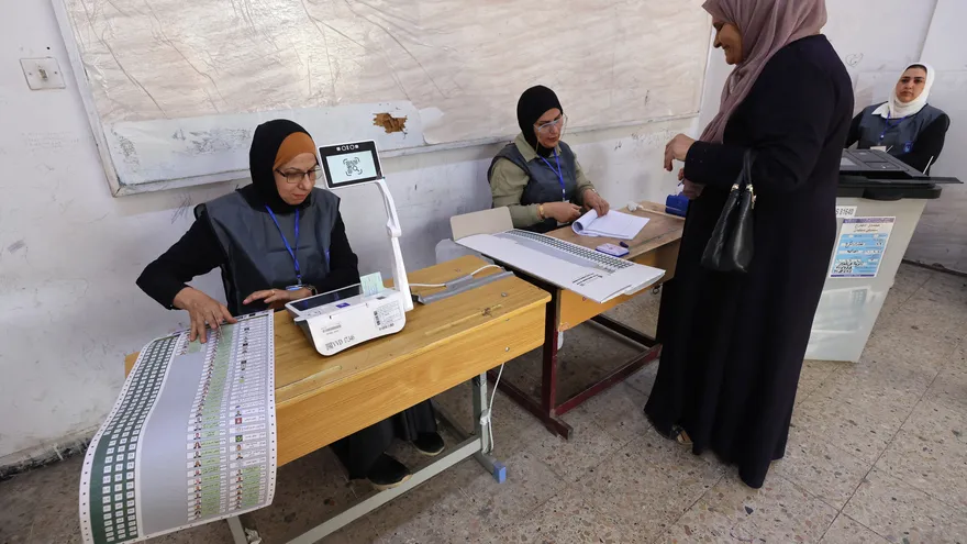 Personas en Irak salen a votar