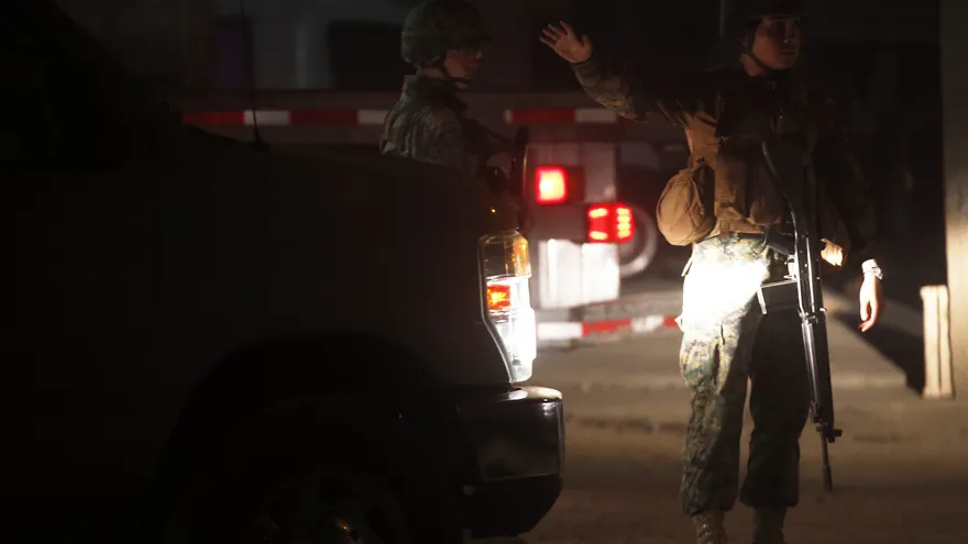 Los disparos de su armamento de guerra lograron impactar al suboficial de guardia, sargento segundo Fernando Zamorano Fuentes, de 33 años, y el cabo primero Pablo Benavides Ramírez, de 31 años. Tras el tiroteo, el soldado de 18 años se quitó la vida