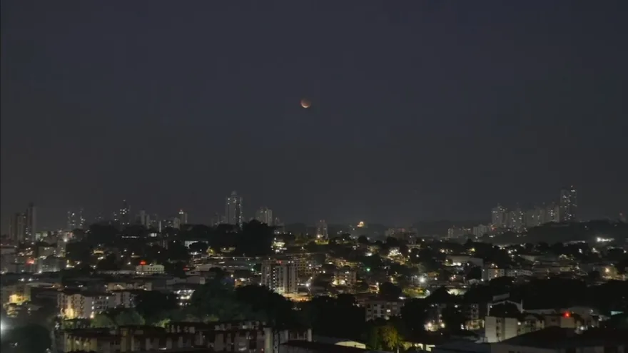 Amanecer en Panamá, cuando iniciaba un eclipse lunar.