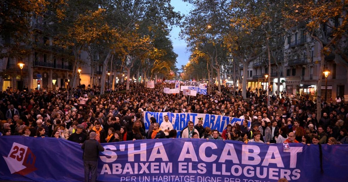 Miles de personas se manifiestan en Barcelona contra el precio de los ...