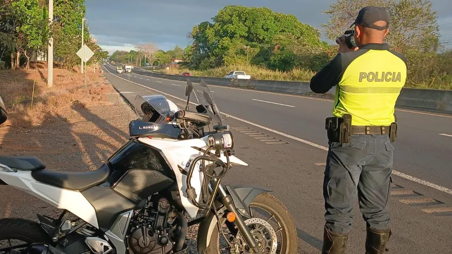 Policía Nacional vigila la vía Interamerica para el retorno en la via Interamericana.