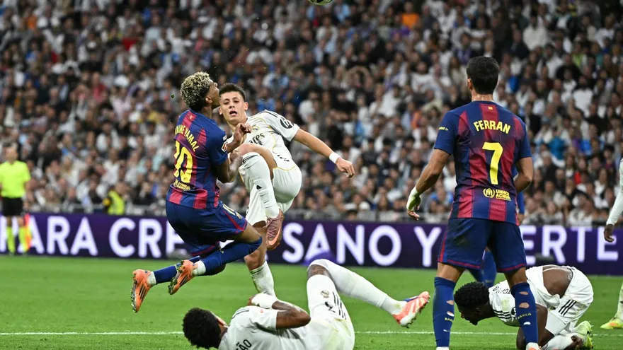 Real Madrid y Barcelona en acción