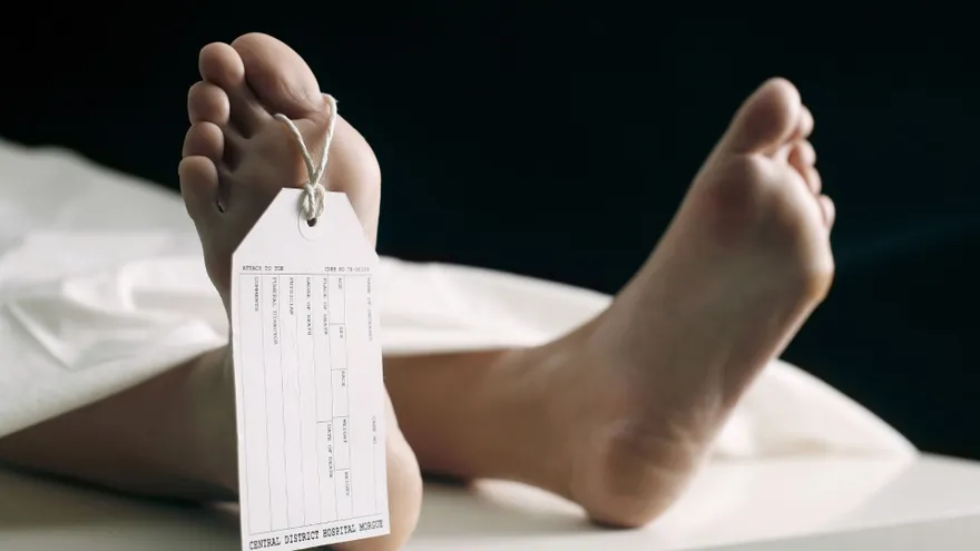 Pies de una persona fallecida